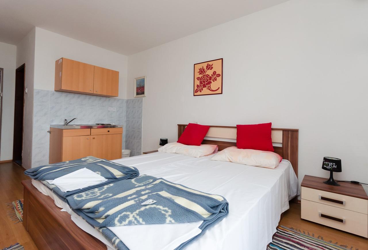 Apartments And Room Luka Klenovica Esterno foto