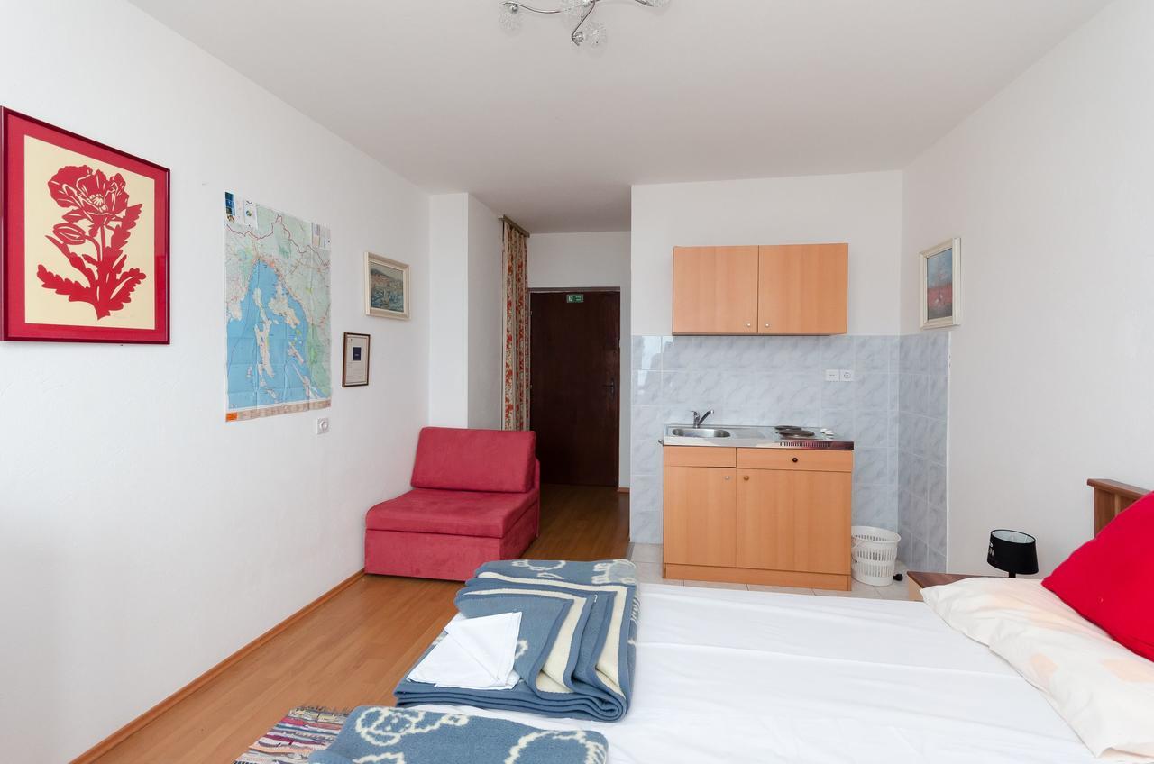 Apartments And Room Luka Klenovica Esterno foto