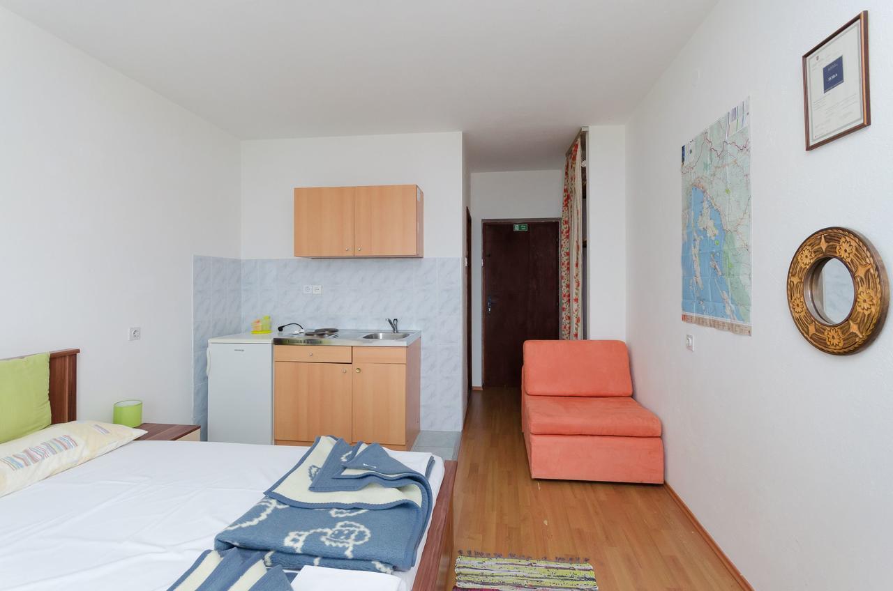 Apartments And Room Luka Klenovica Esterno foto