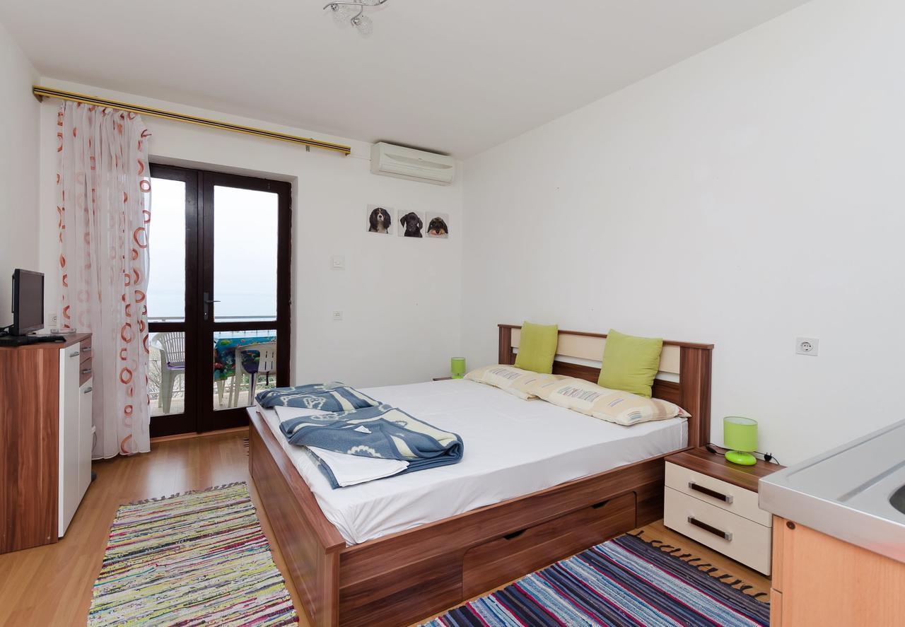 Apartments And Room Luka Klenovica Esterno foto